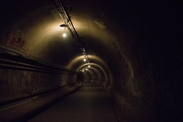 Túnel escuro com luz no final