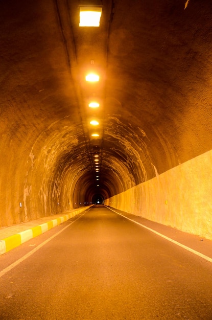 Túnel escuro subterrâneo