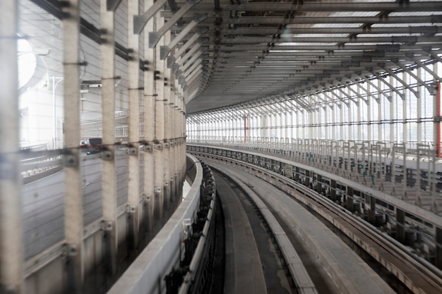 Túnel con ferrocarriles en Tokio. Perspectiva.