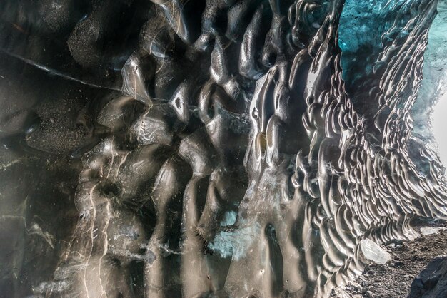 Túnel de hielo entre el valle cerca del glaciar en Islandia Destino hito de viaje en temporada de invierno