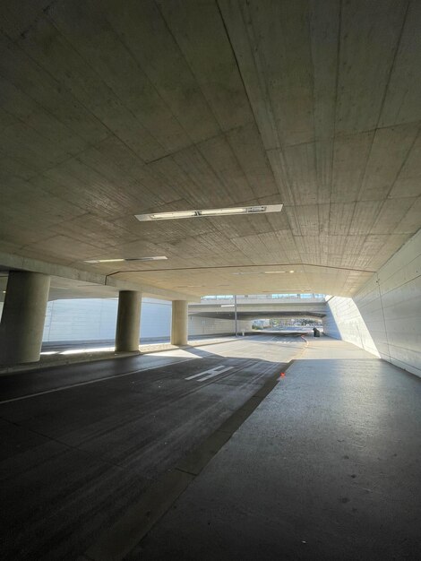 Túnel de hormigón moderno con sol brillante