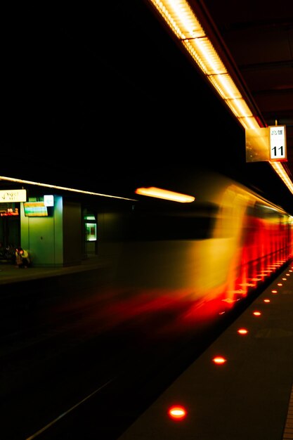 Foto túnel iluminado à noite