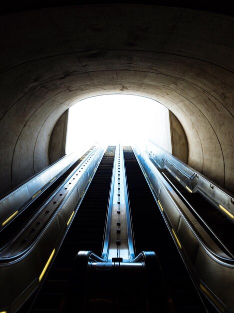 Foto túnel iluminado na estação de metrô