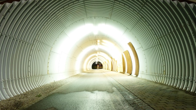 Foto túnel iluminado vacío