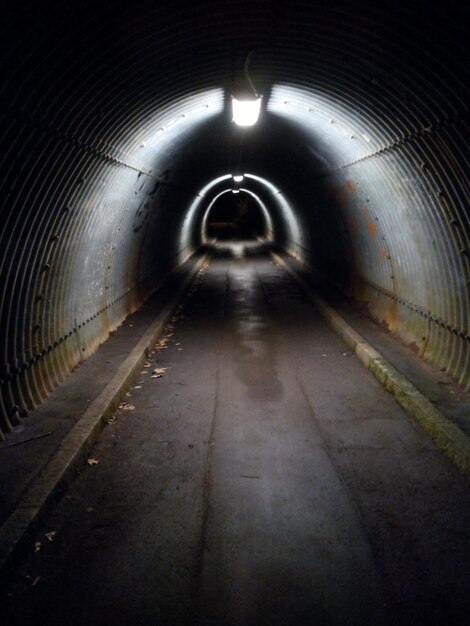 Foto túnel iluminado vacío