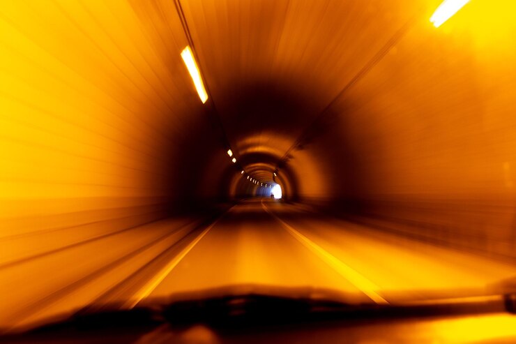 Foto túnel iluminado visto através do pára-brisas de um carro