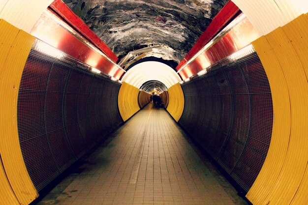 Foto túnel iluminado