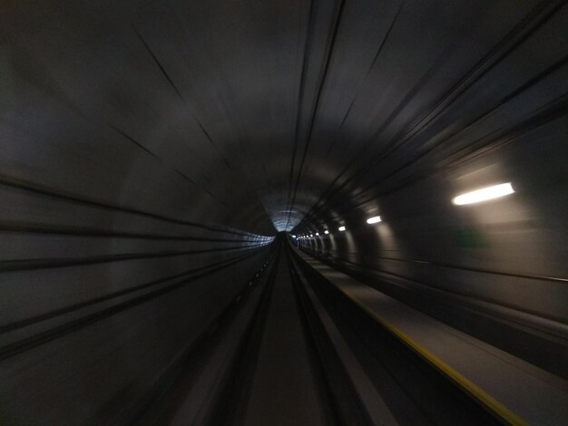 Foto túnel iluminado