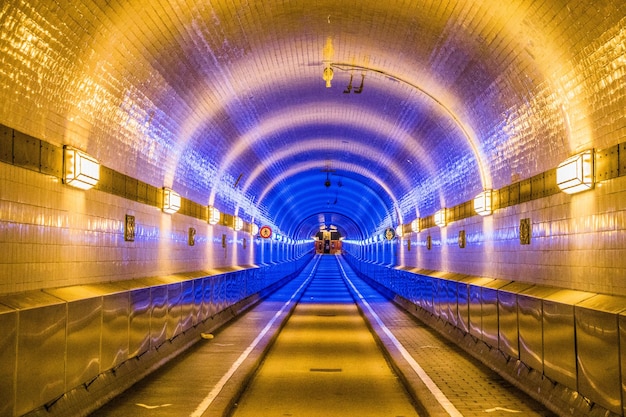 Túnel iluminado