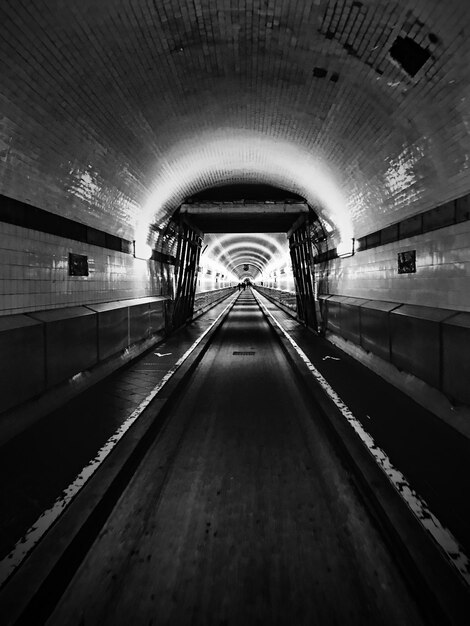 Foto túnel iluminado