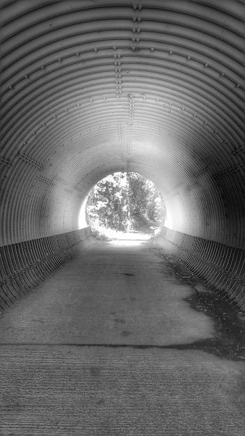 Foto túnel iluminado