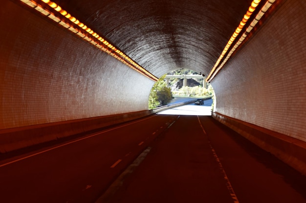 Foto túnel iluminado