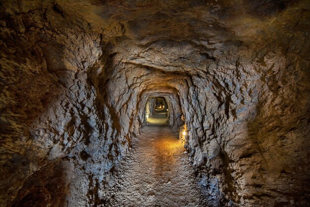 Túnel interior en las famosas minas de la Unión en Murcia, España.