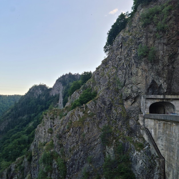 Un túnel en una montaña