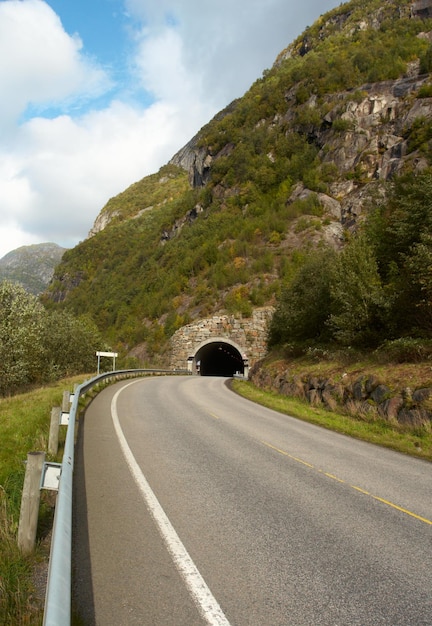 Túnel en las montañas noruegas