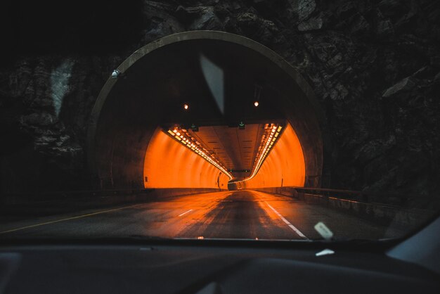 Foto un túnel naranja brillantemente iluminado visto desde el interior de un automóvil