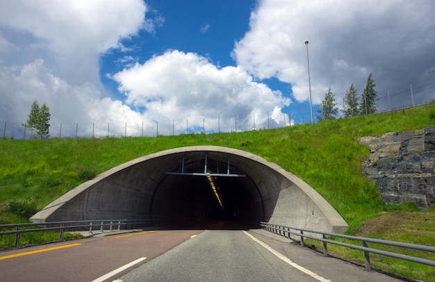 Túnel nas montanhas norueguesas contra o céu azul