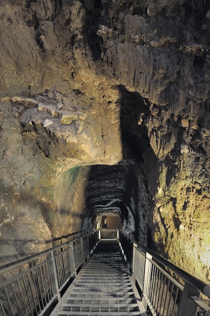 Túnel nas rochas que levam a um antigo tanque