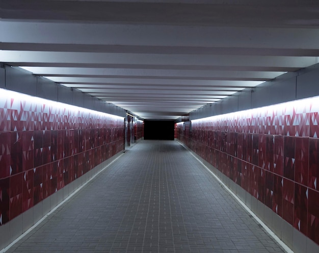 túnel o paso subterráneo. estación de metro