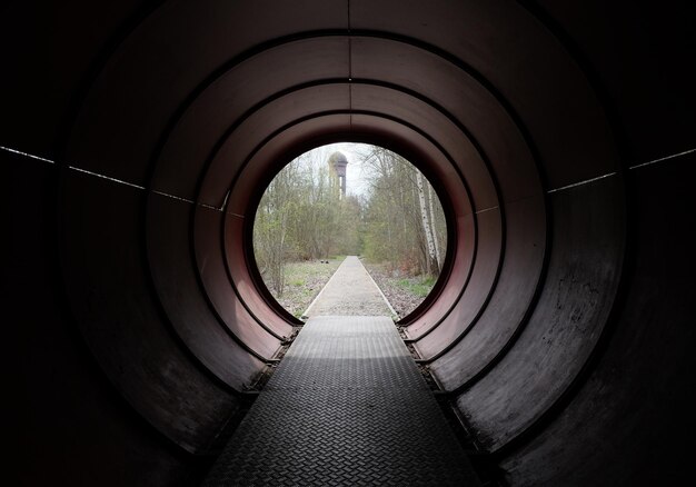 Foto túnel que conduce a un túnel