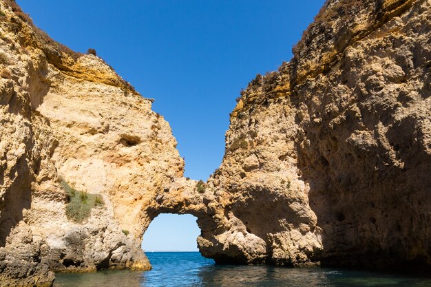 Túnel rochoso no mar