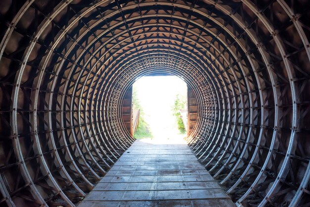 Túnel rústico oscuro y luz al final del mismo.