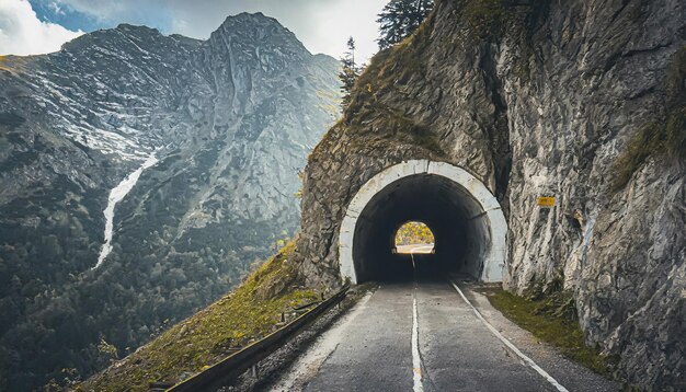 Foto túnel en una ruta rodeada de montañas