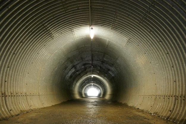 Túnel subterrâneo com luzes