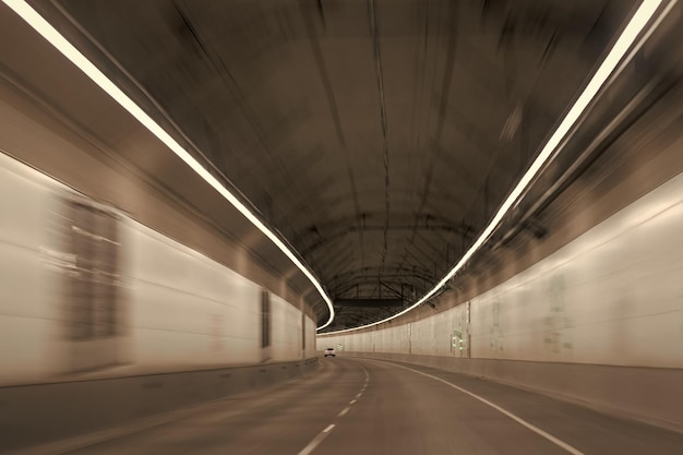 Túnel subterráneo moderno con túnel de carretera gris de fondo de transporte de automóviles en movimiento