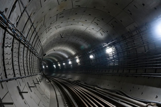 Túnel subterráneo redondo y sinuoso que se adentra en la distancia