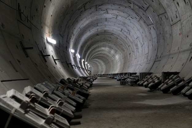túnel subterráneo redondo y sinuoso que se adentra en la distancia.
