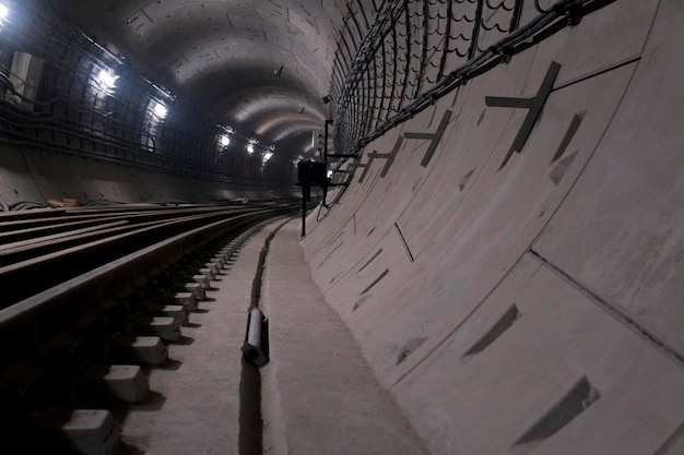 túnel subterráneo redondo y sinuoso que se adentra en la distancia.