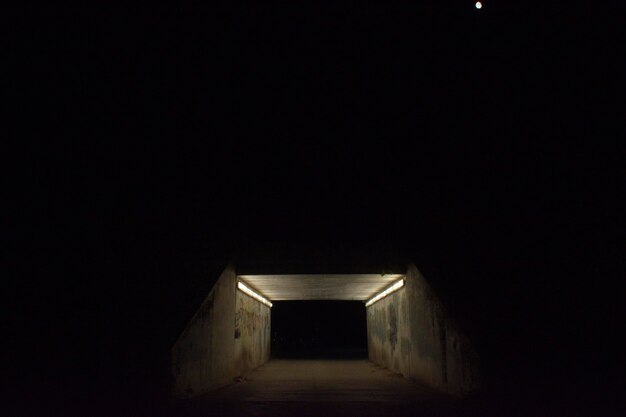 Foto túnel vacío en la ciudad por la noche