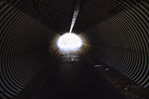 Foto túnel vacío con pared a rayas