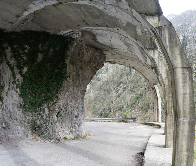 Foto túneles abandonados y carretera vieja adler - krasnaya polyana. sochi, rusia