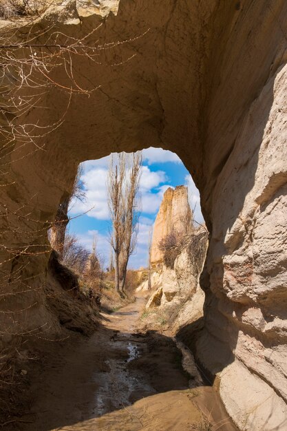 Túneles y grutas naturales en el valle rosado de Capadocia Turquía