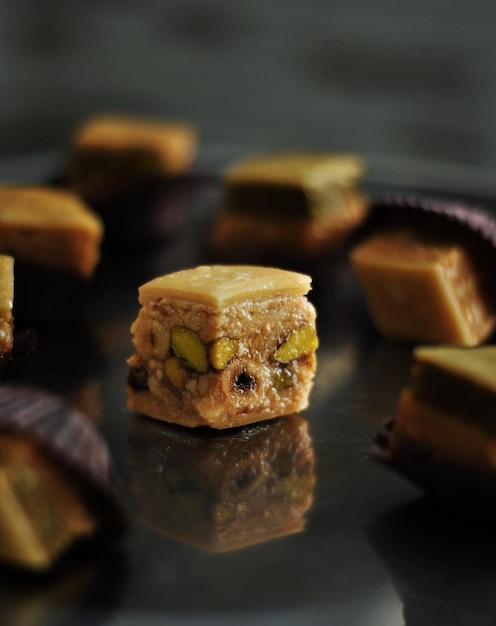 Foto tunesisches ramadan-dessert baklava mit pistazien, haselnuss und pistazien