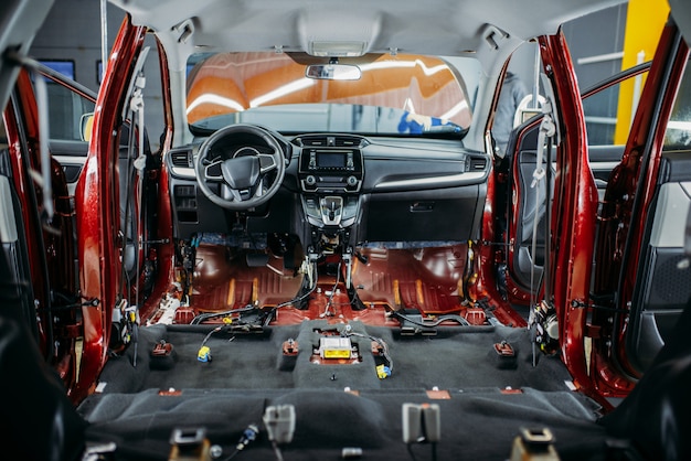 Foto tuning profundo del coche, primer interior del vehículo desmontado, nadie. detallado automático. automóvil en garaje, sin marca