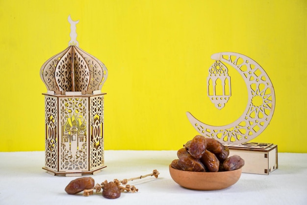 Tunísia datas secas frutas na tigela de madeira e ornamento islâmico para ifthar ramadhan e ied fitr