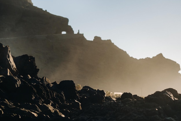 Tunnel durch den Berg Teneriffa Felsen bei Sonnenuntergang in der Nähe des Atlantischen Ozeans der Insel TeneriffaKanarische InselnSpanien