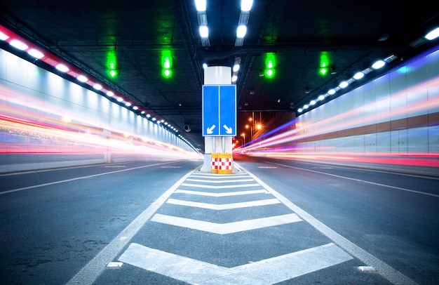 Tunnel und Auto