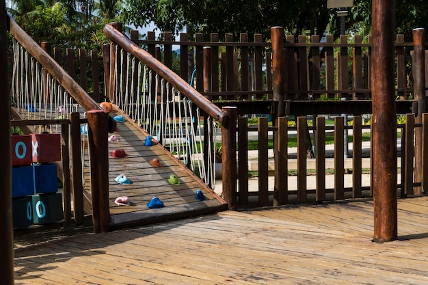 Tunnel und Rutsche rustikaler und bunter Spielplatz für Kinder im Park Kinderecke Erholungsgebiet