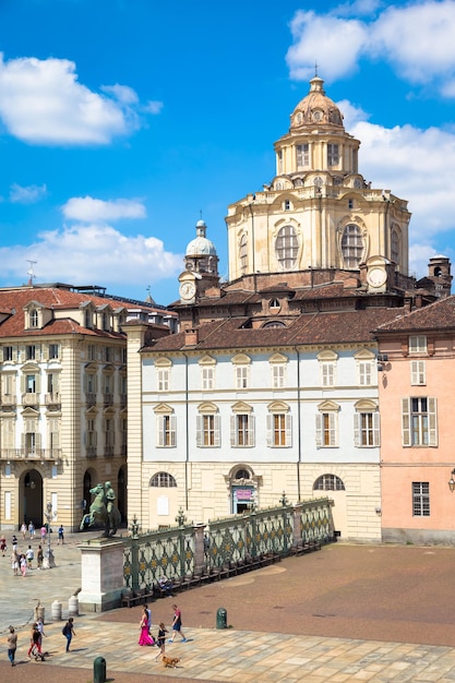 TURÍN, ITALIA - ALREDEDOR DE AGOSTO de 2020: Perspectiva de la elegante y barroca iglesia de San Lorenzo en Turín. Increíble luz natural con un cielo azul.