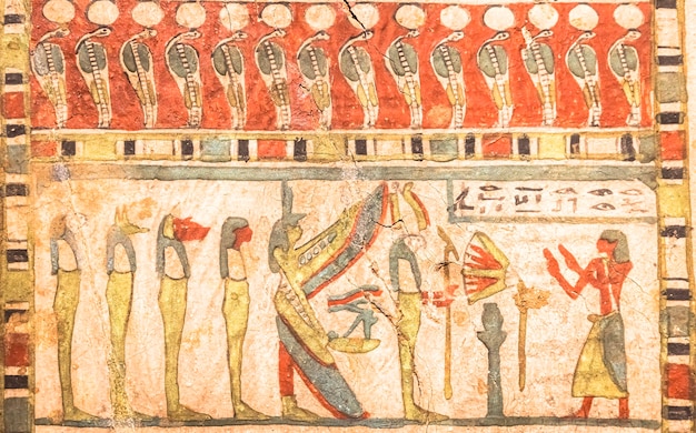 TURÍN ITALIA ALREDEDOR DE MAYO DE 2021 Arqueología egipcia Jeroglífico antiguo ca 580 AC con Isis y los cuatro hijos de Horus