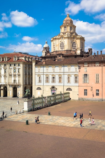 TURÍN, ITALIA - CIRCA AGOSTO 2020: perspectiva de la elegante y barroca iglesia de San Lorenzo en Turín. Increíble luz natural con un cielo azul.