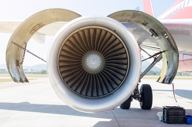 Turbina del avión del motor en el fondo del aeropuerto