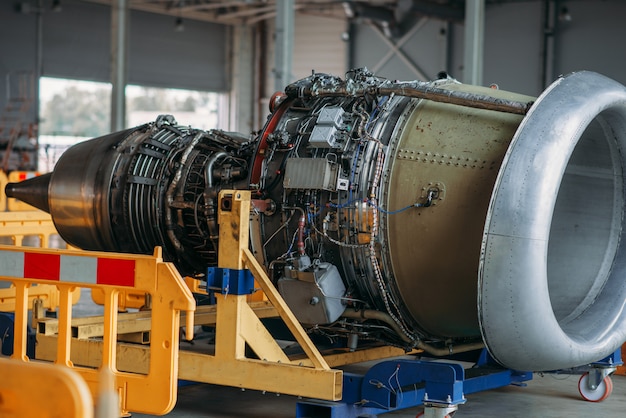 Turbina de avião a jato em reparo em hangar