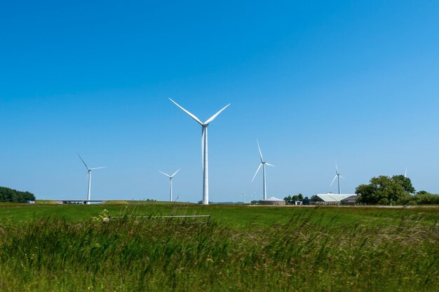 Foto turbina de moinho de vento elétrica na holanda holanda no lugar rural rústico com lago e rio