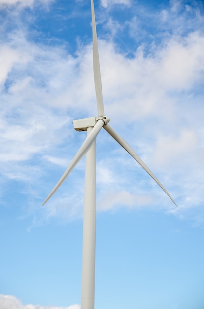 Turbina de vento com fundo de céu azul