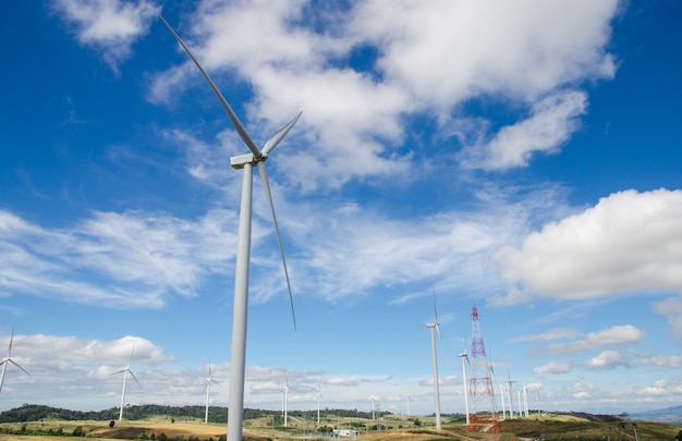 Turbina de vento de eletricidade na colina